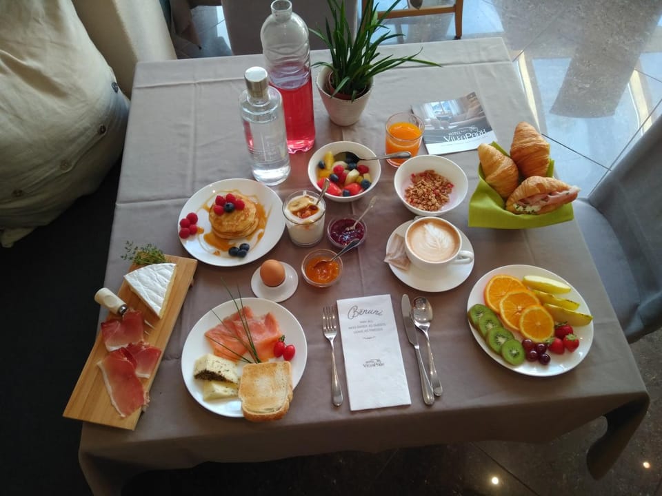 Food and drinks, Buffet breakfast