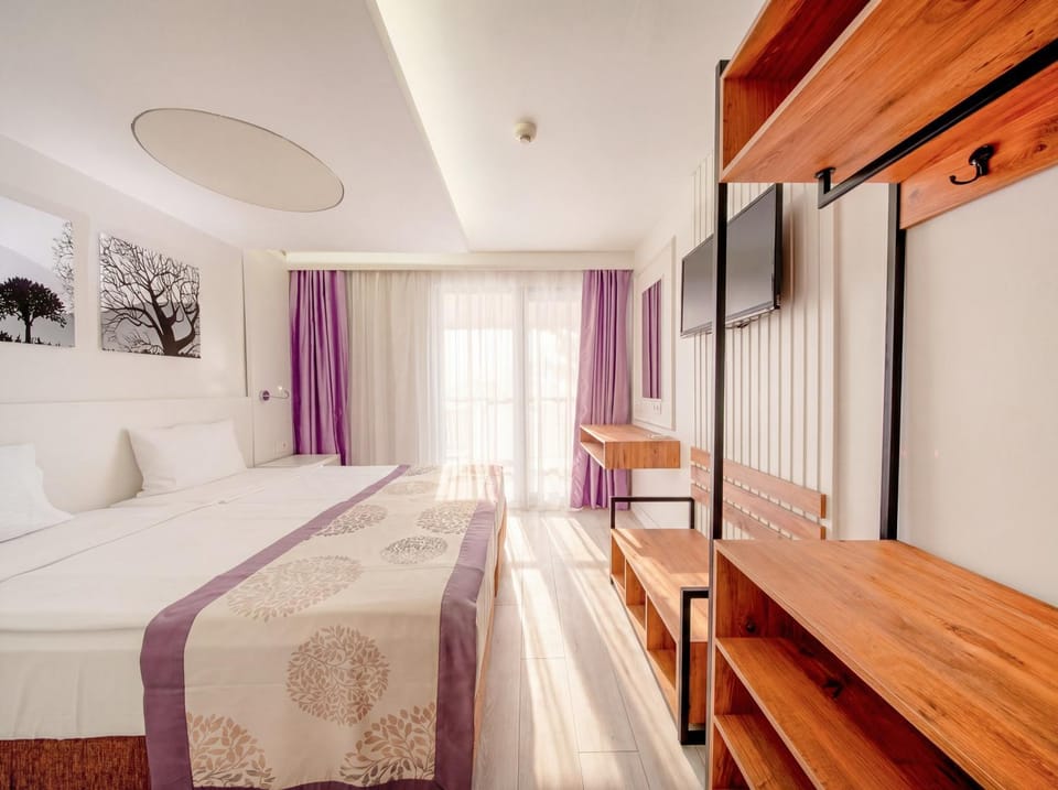 Bed, TV and multimedia, Photo of the whole room, Bedroom, minibar, wardrobe, air conditioner