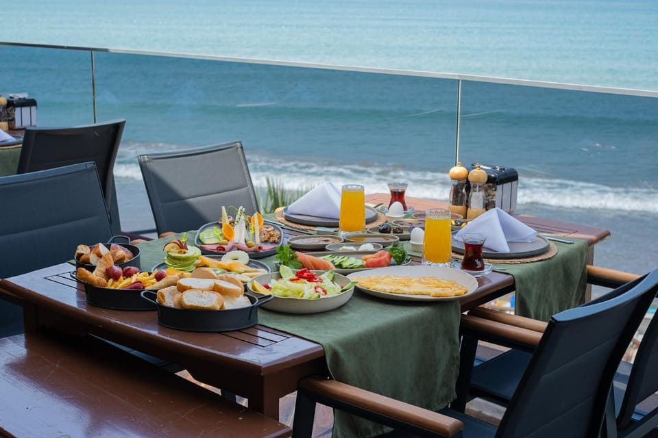Restaurant/places to eat, Day, Natural landscape, Food and drinks, Dining area, Beach, Food, Sea view, Breakfast, Continental breakfast, Lunch, Dinner, Drinks