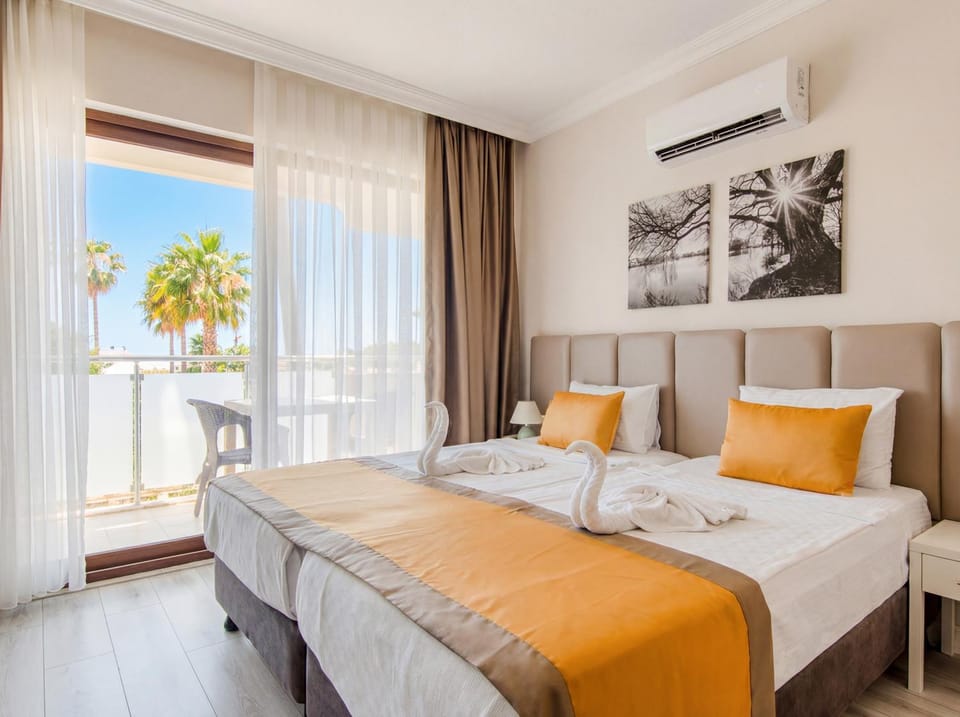 Bed, Photo of the whole room, Bedroom, minibar, wardrobe, air conditioner