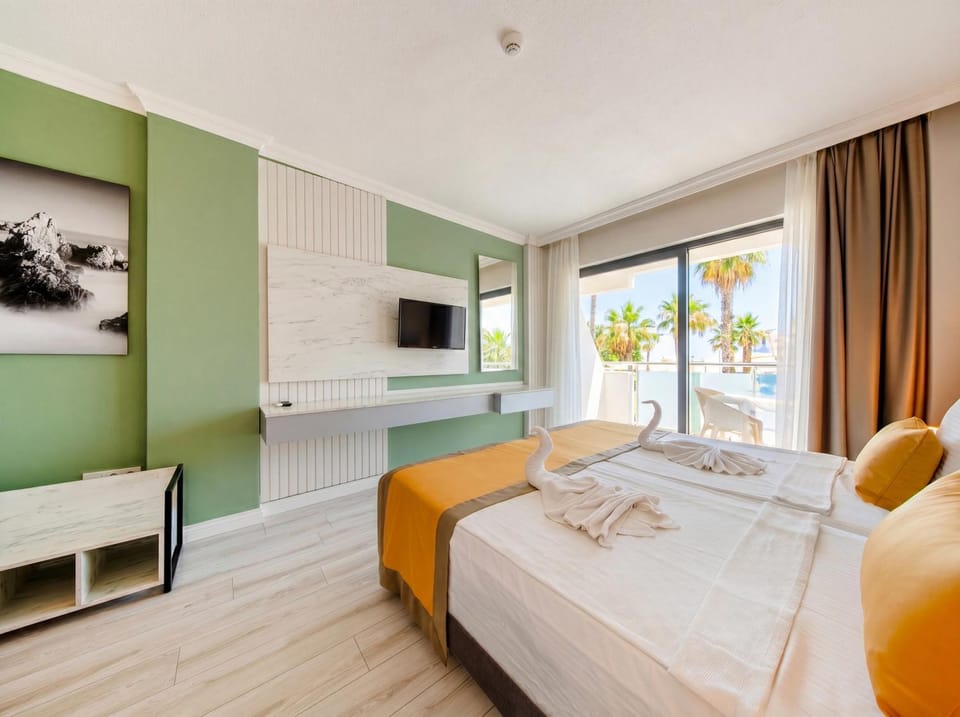Communal lounge/ TV room, Bed, TV and multimedia, Living room, Photo of the whole room, Seating area, Bedroom, towels, wardrobe, air conditioner