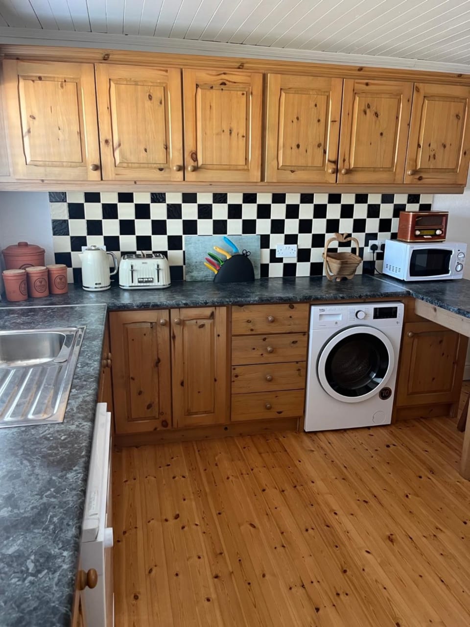 Kitchen or kitchenette, dishwasher, toaster, washing machine