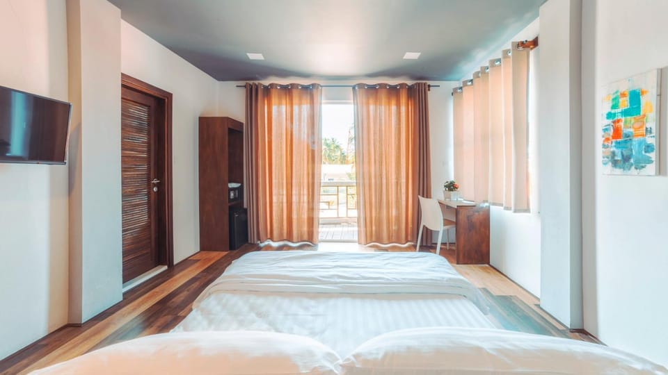 Bed, TV and multimedia, Balcony/Terrace, Photo of the whole room, Bedroom, oven, safe, wardrobe