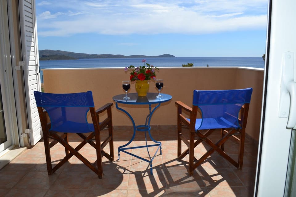 View (from property/room), Balcony/Terrace, Garden view, Landmark view, Sea view