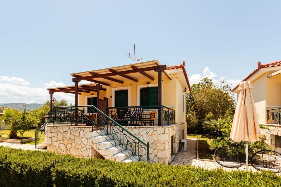 Property building, Spring, Day, Natural landscape, Garden, View (from property/room), Balcony/Terrace, Garden view