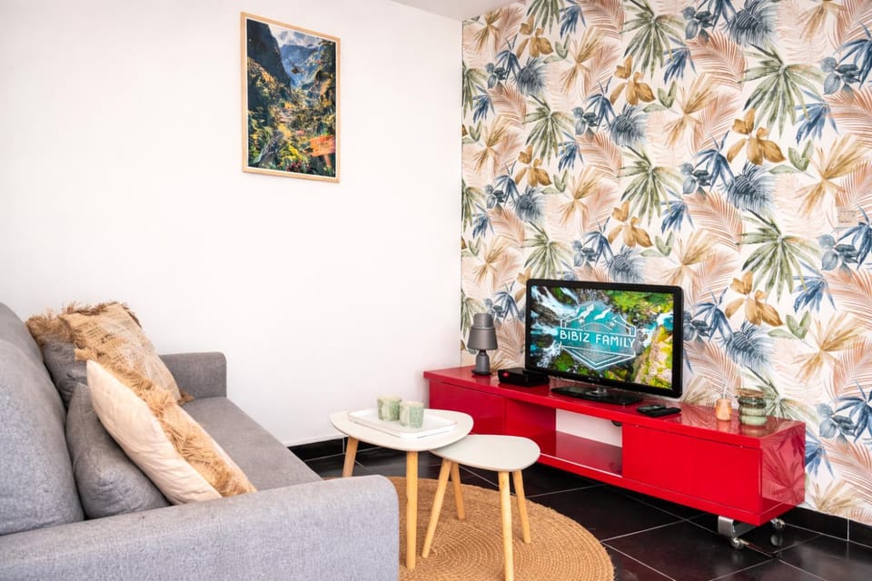Nearby landmark, TV and multimedia, Living room, Seating area, internet