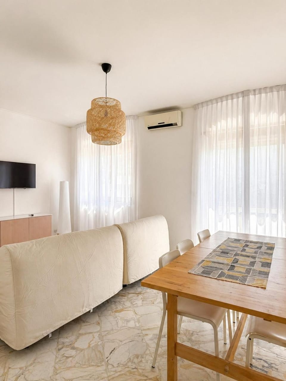 Communal lounge/ TV room, Living room, Seating area, air conditioner