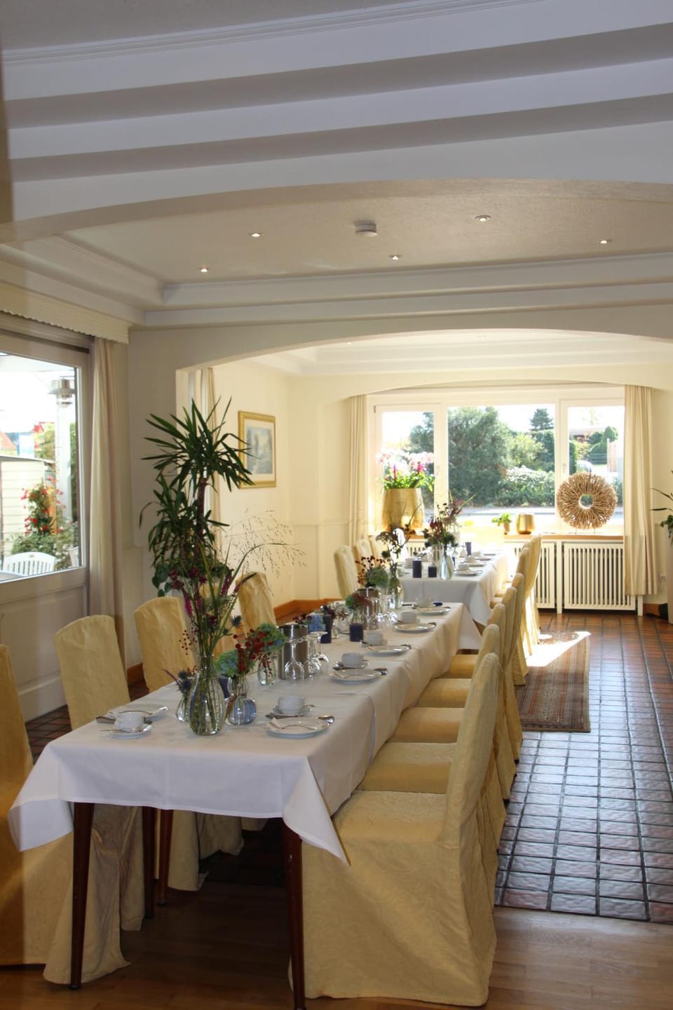 Restaurant/places to eat, Food and drinks, Seating area, Food, Breakfast