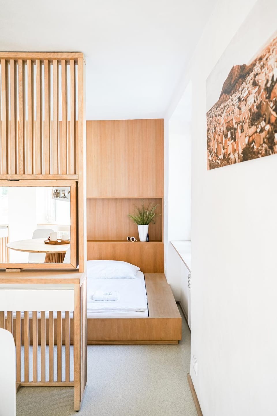 Bed, TV and multimedia, Bedroom