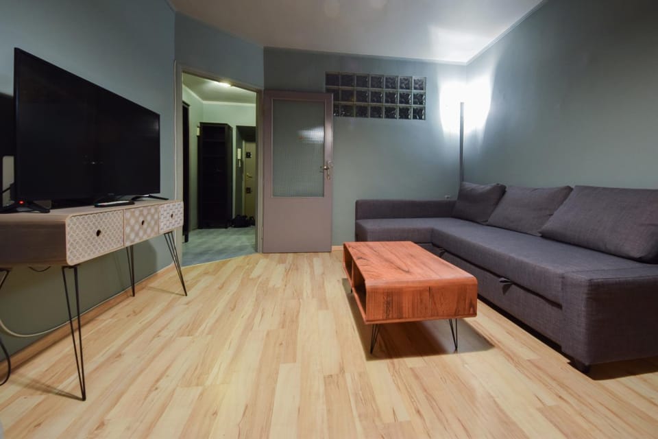 Bed, TV and multimedia, Living room