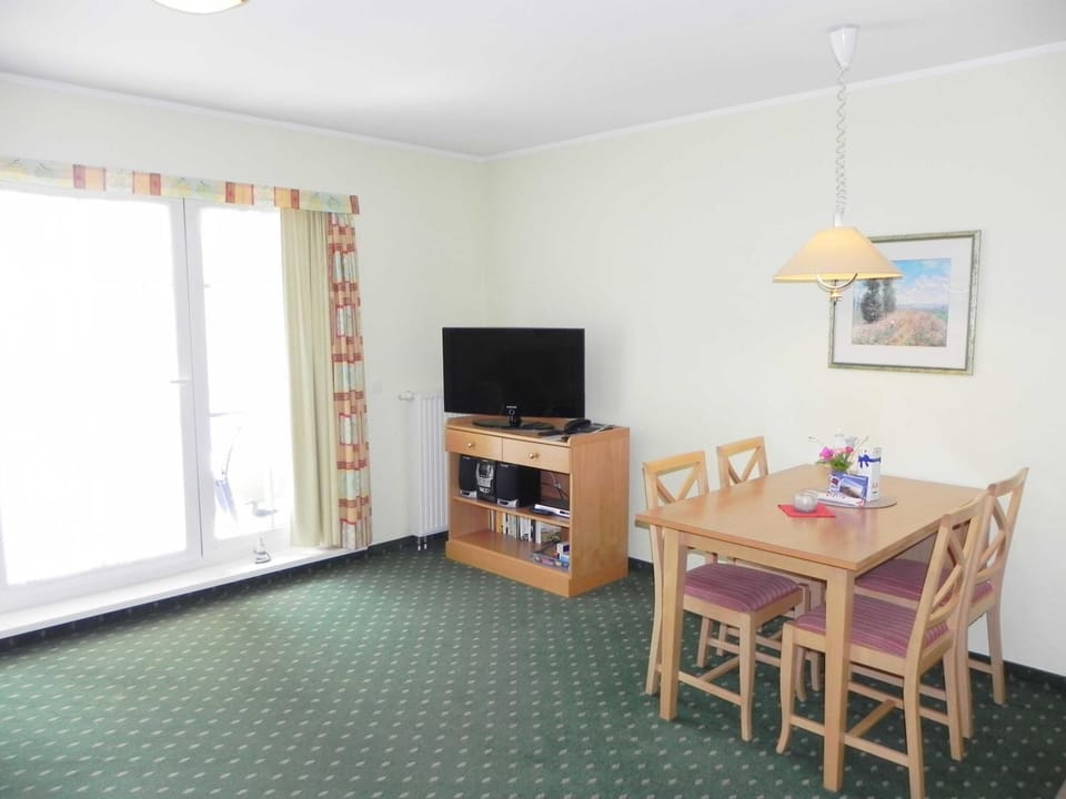 TV and multimedia, Living room, Photo of the whole room, Dining area