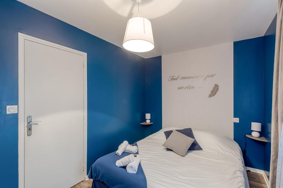 Bed, Photo of the whole room