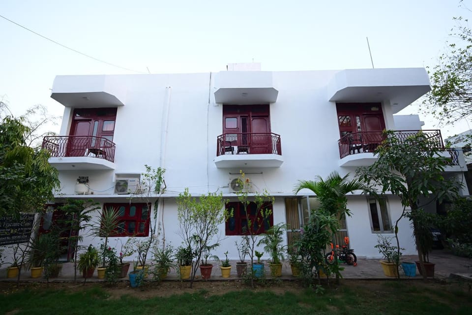Falcon guest house Bed and Breakfast in Uttar Pradesh