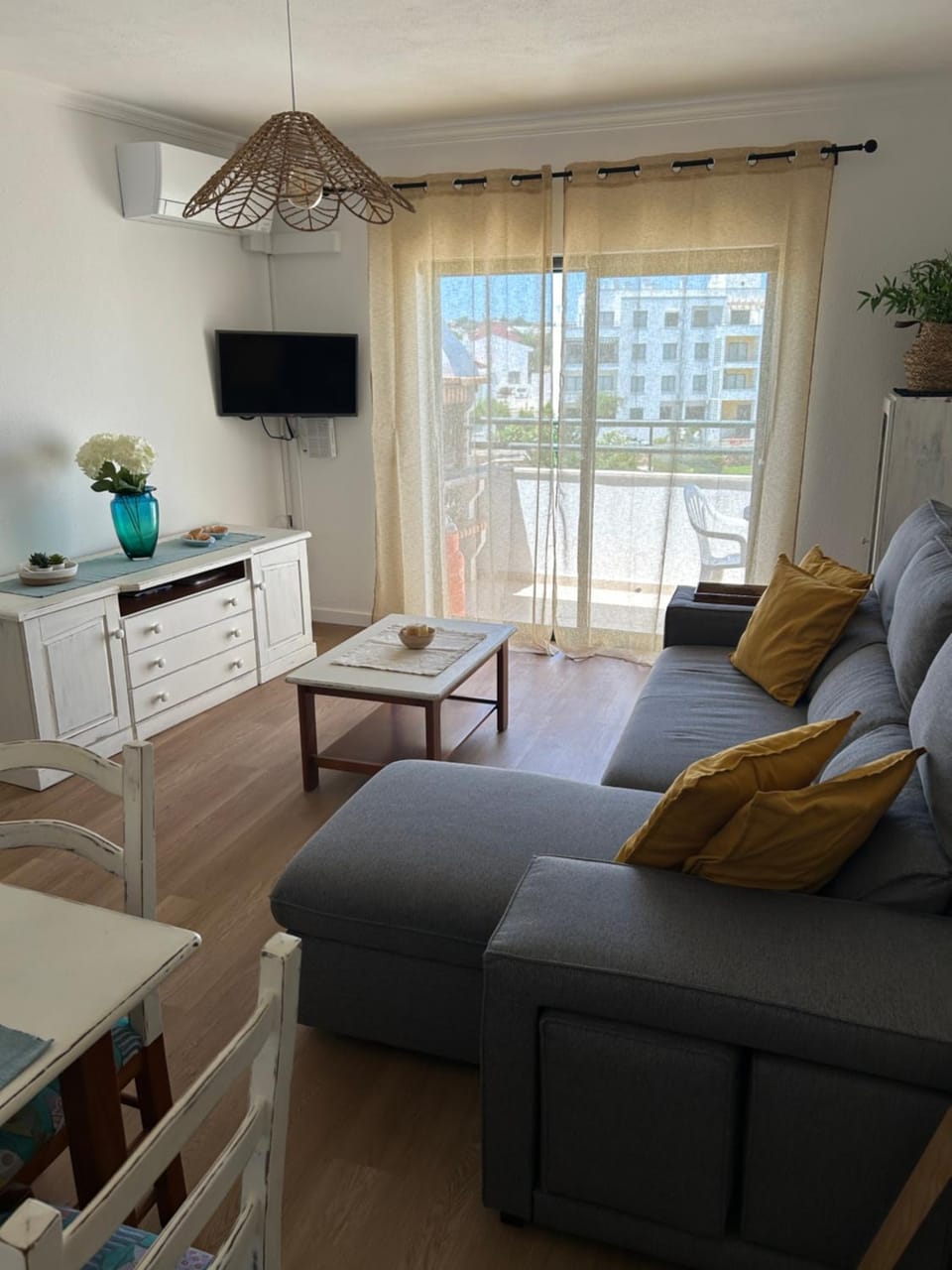 TV and multimedia, Living room, air conditioner