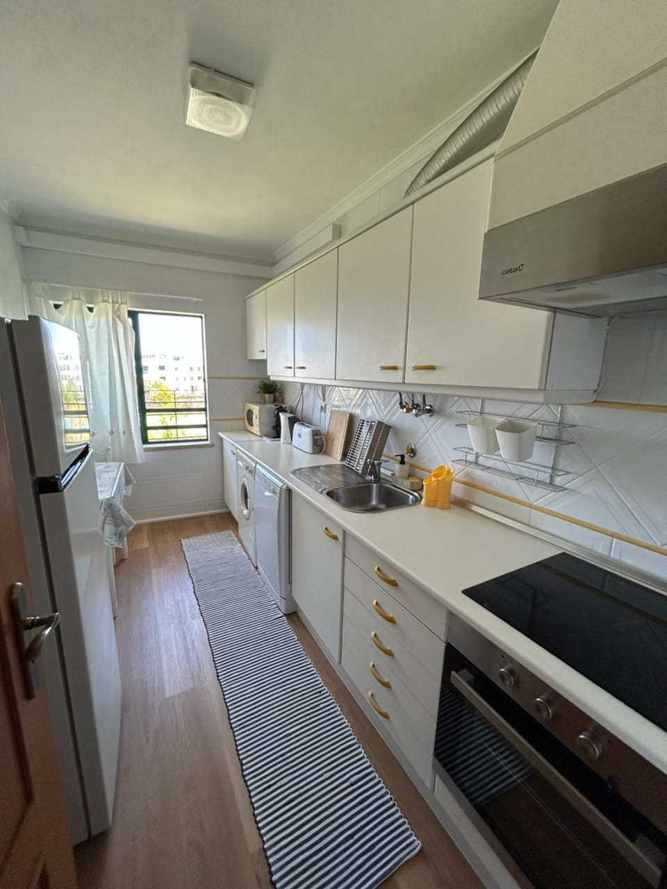 Coffee/tea facilities, Kitchen or kitchenette, dishwasher, microwave, oven, stove, toaster, washing machine