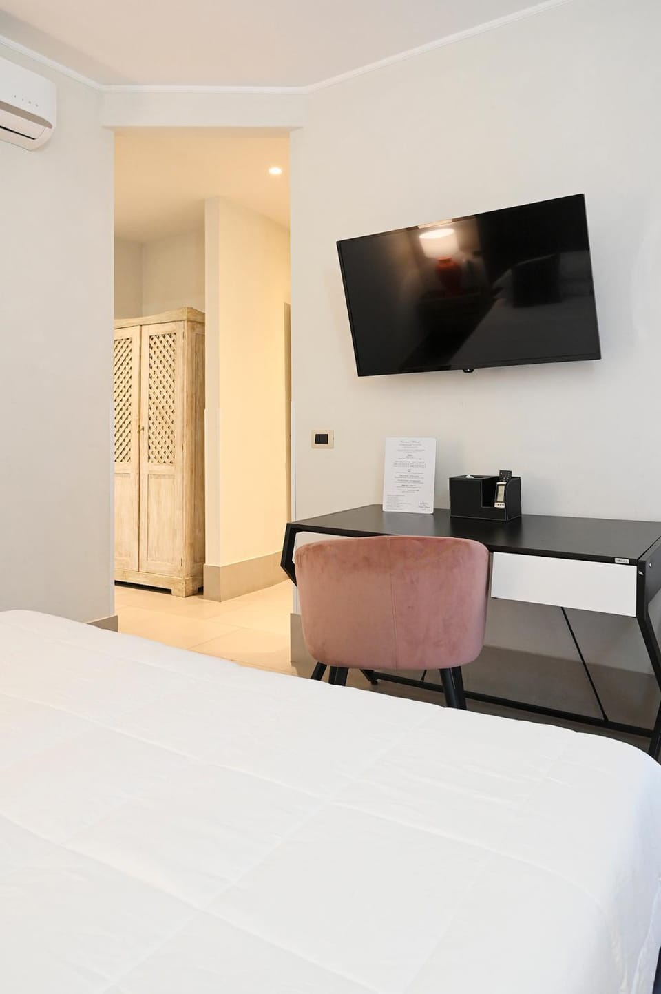 Communal lounge/ TV room, Bed, TV and multimedia, Photo of the whole room, Bedroom, air conditioner
