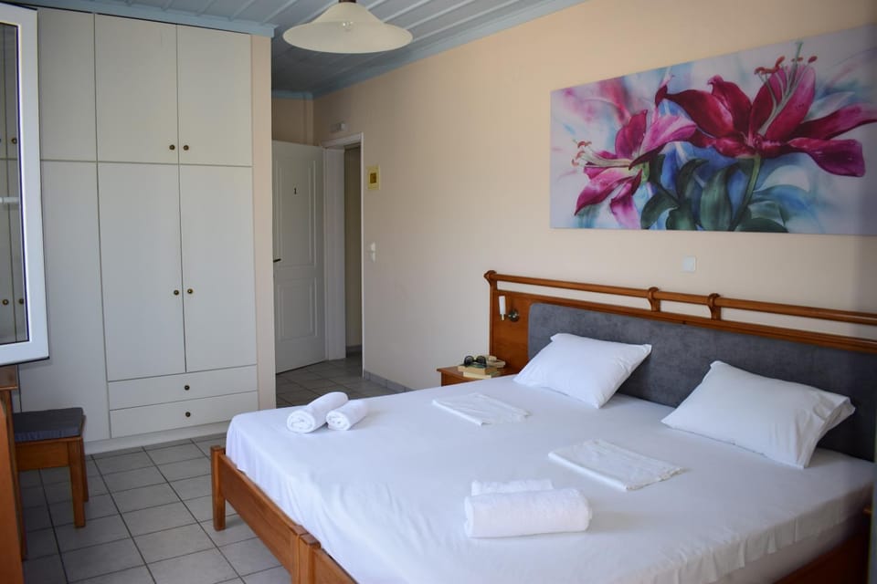 Property building, Bed, Bedroom, wardrobe
