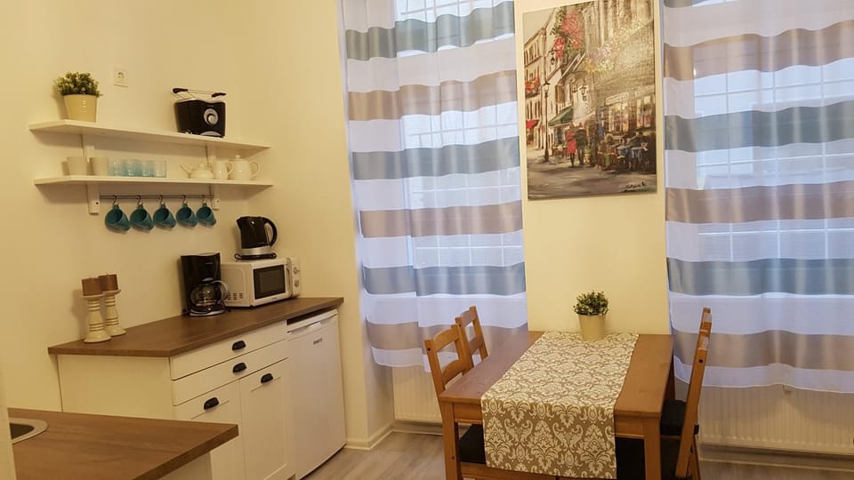 Coffee/tea facilities, Dining area