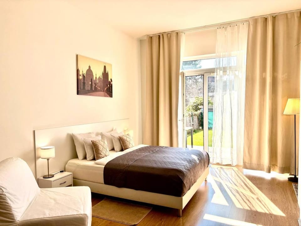 Bed, Photo of the whole room, Seating area