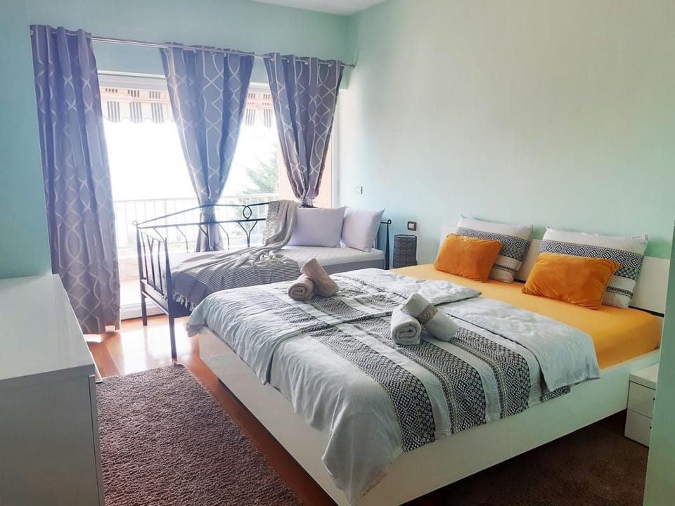 Bed, Bedroom, towels