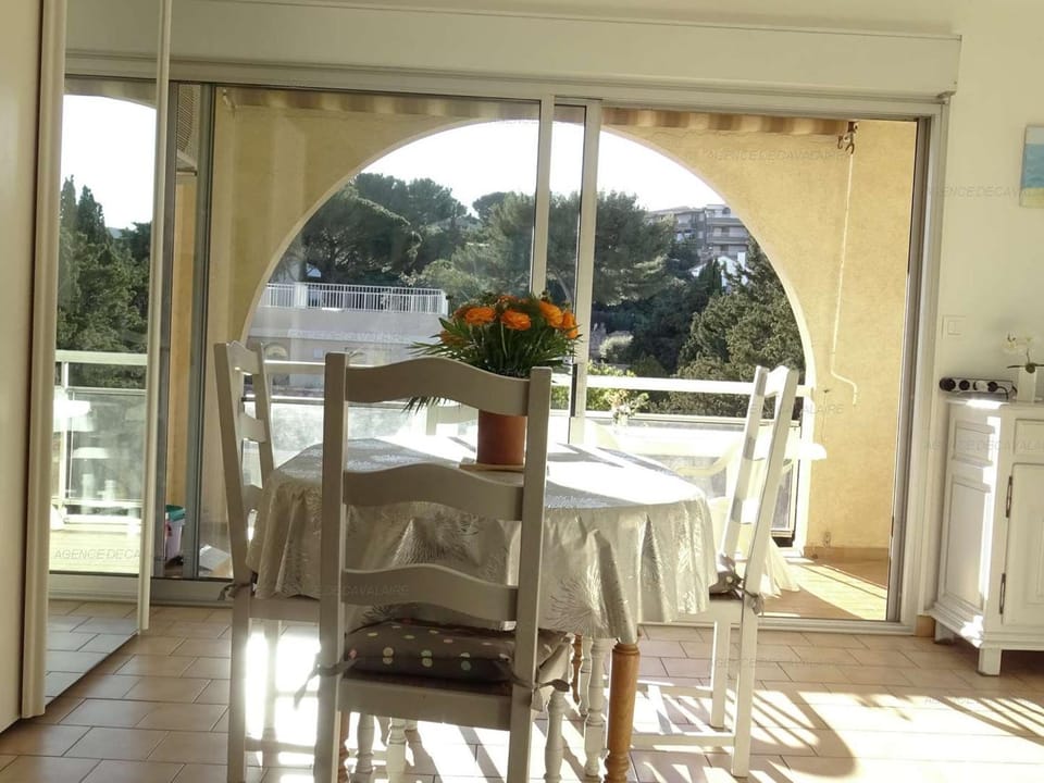 Bel Apt T2 Climatisé 40 m² avec Terrasse, Proche Plages, Garage, Cavalaire-sur-Mer - FR-1-100-123 Apartment in Cavalaire-sur-Mer