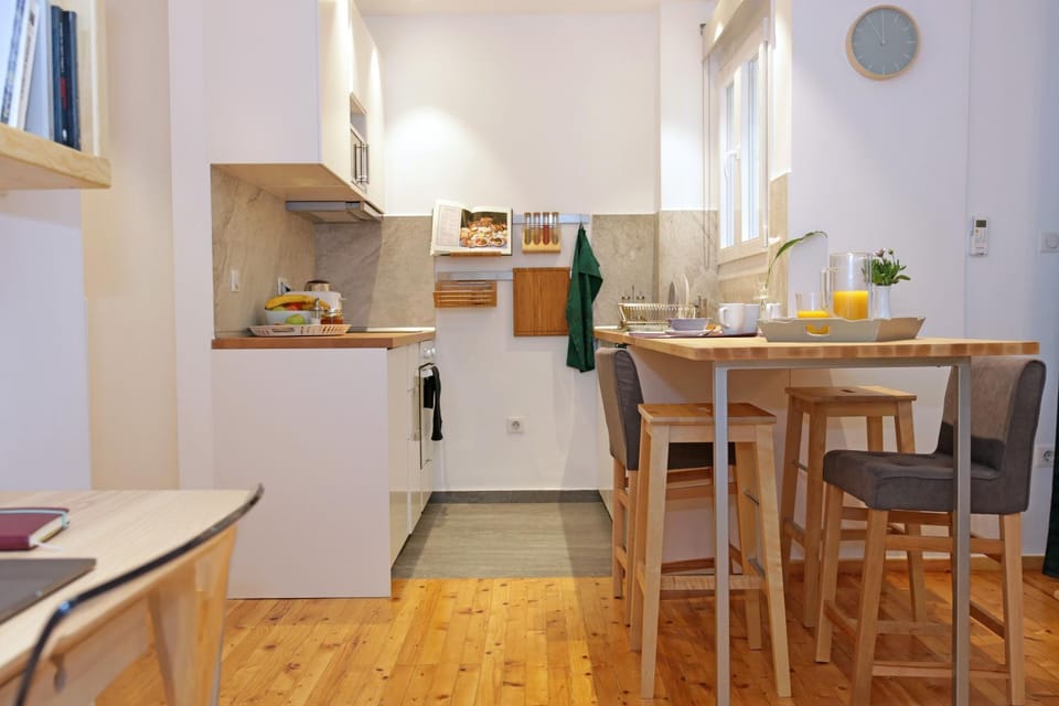 Kitchen or kitchenette, Dining area, minibar