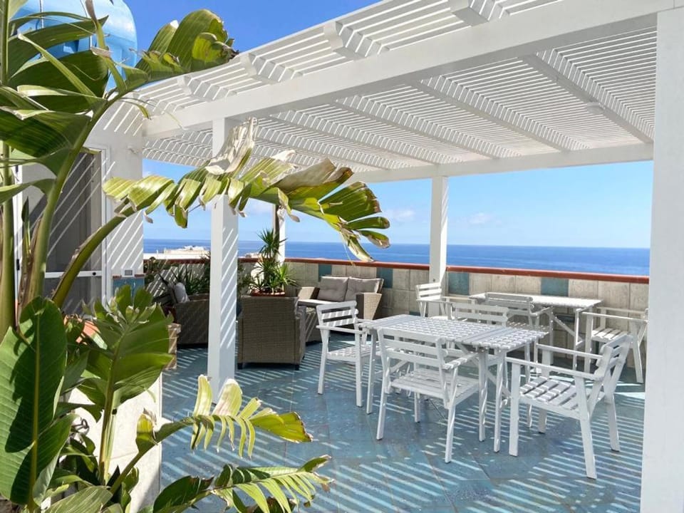 Natural landscape, View (from property/room), Balcony/Terrace, Dining area, Sea view