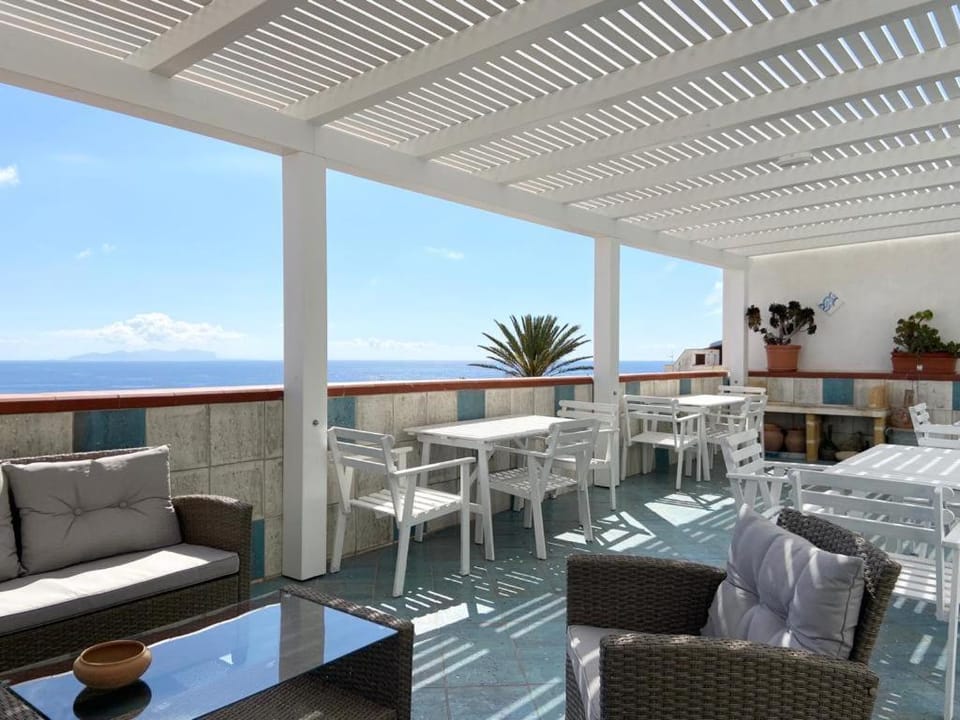 Natural landscape, View (from property/room), Balcony/Terrace, Dining area, Sea view