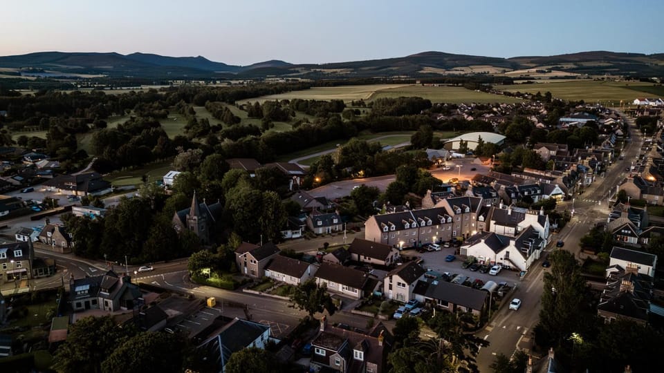 Neighbourhood, Bird's eye view, Location