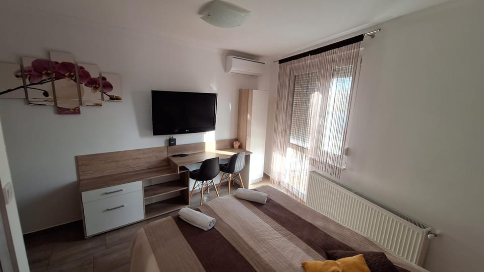 Photo of the whole room, Seating area