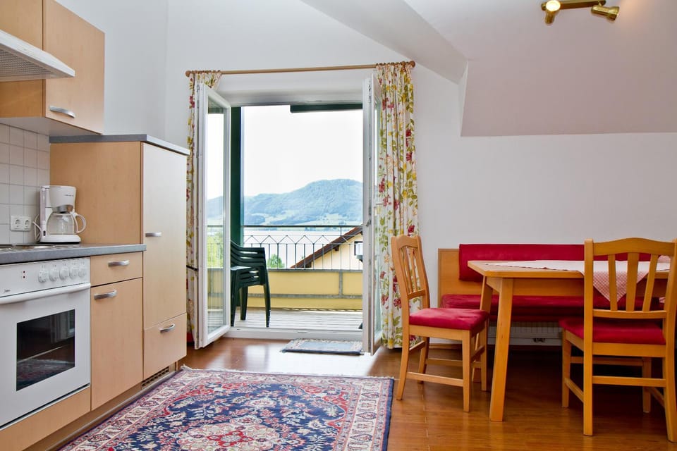 Natural landscape, View (from property/room), Balcony/Terrace, Kitchen or kitchenette, Seating area, Dining area, Lake view, oven, stove