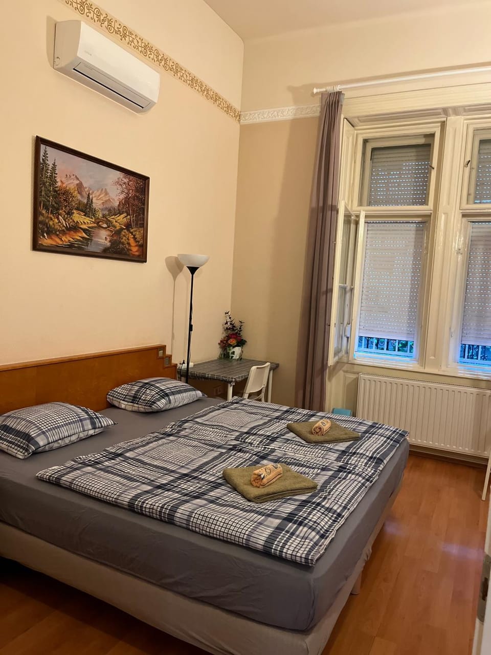 Bed, Bedroom, towels, air conditioner