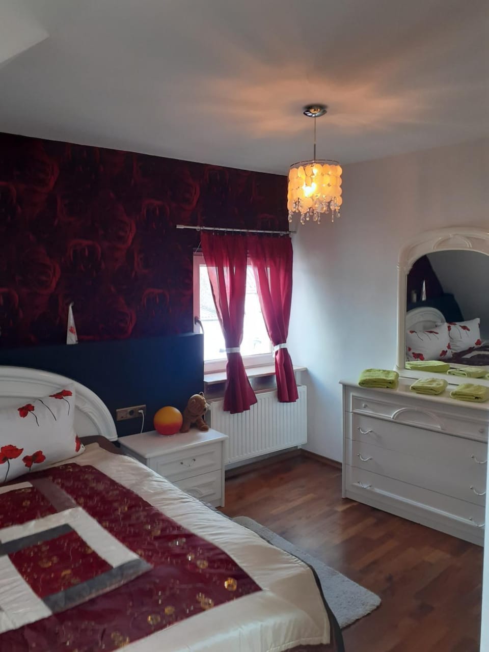 Photo of the whole room, Bedroom