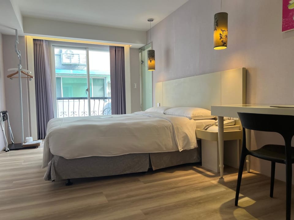 Bed, Photo of the whole room, hair dresser