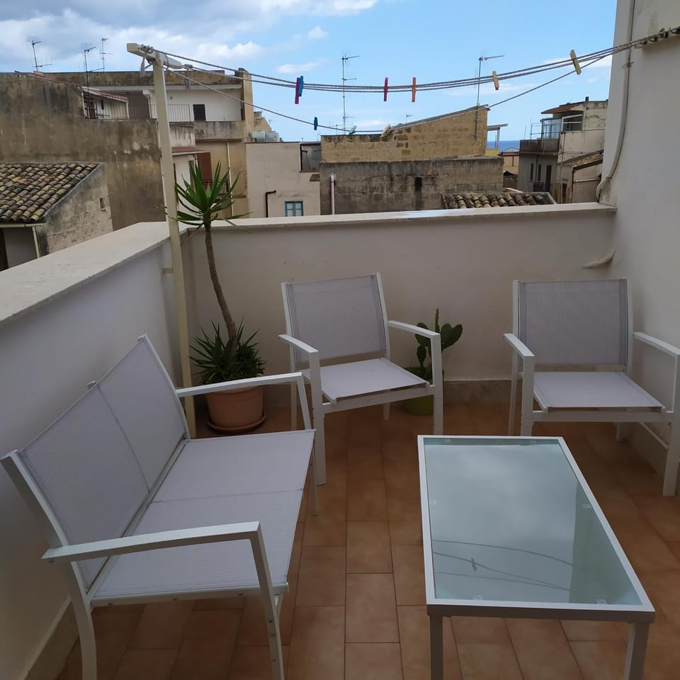 Day, Dining area
