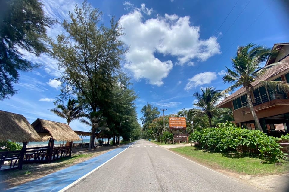 หาดทรายขาวรีสอร์ท Bed and Breakfast in Prachuap Khiri Khan, Thailand