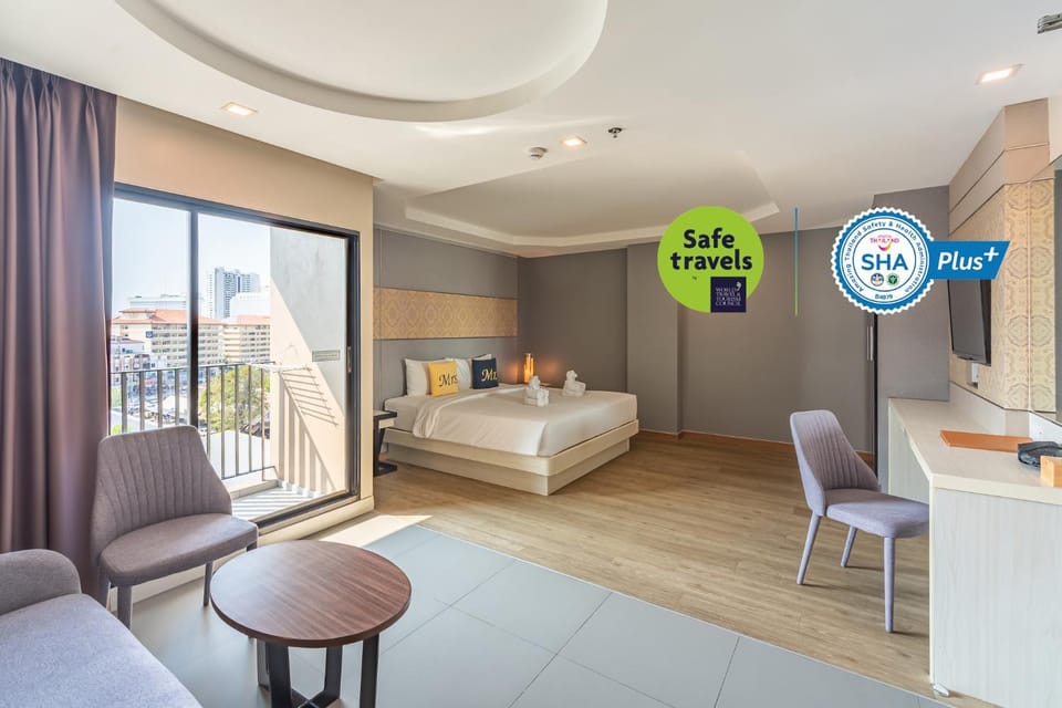 Bed, Living room, Photo of the whole room, Seating area, Bedroom
