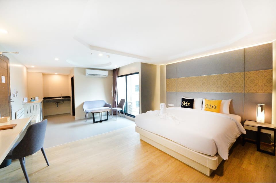 Bed, Living room, Photo of the whole room, Seating area, Bedroom, hair dresser