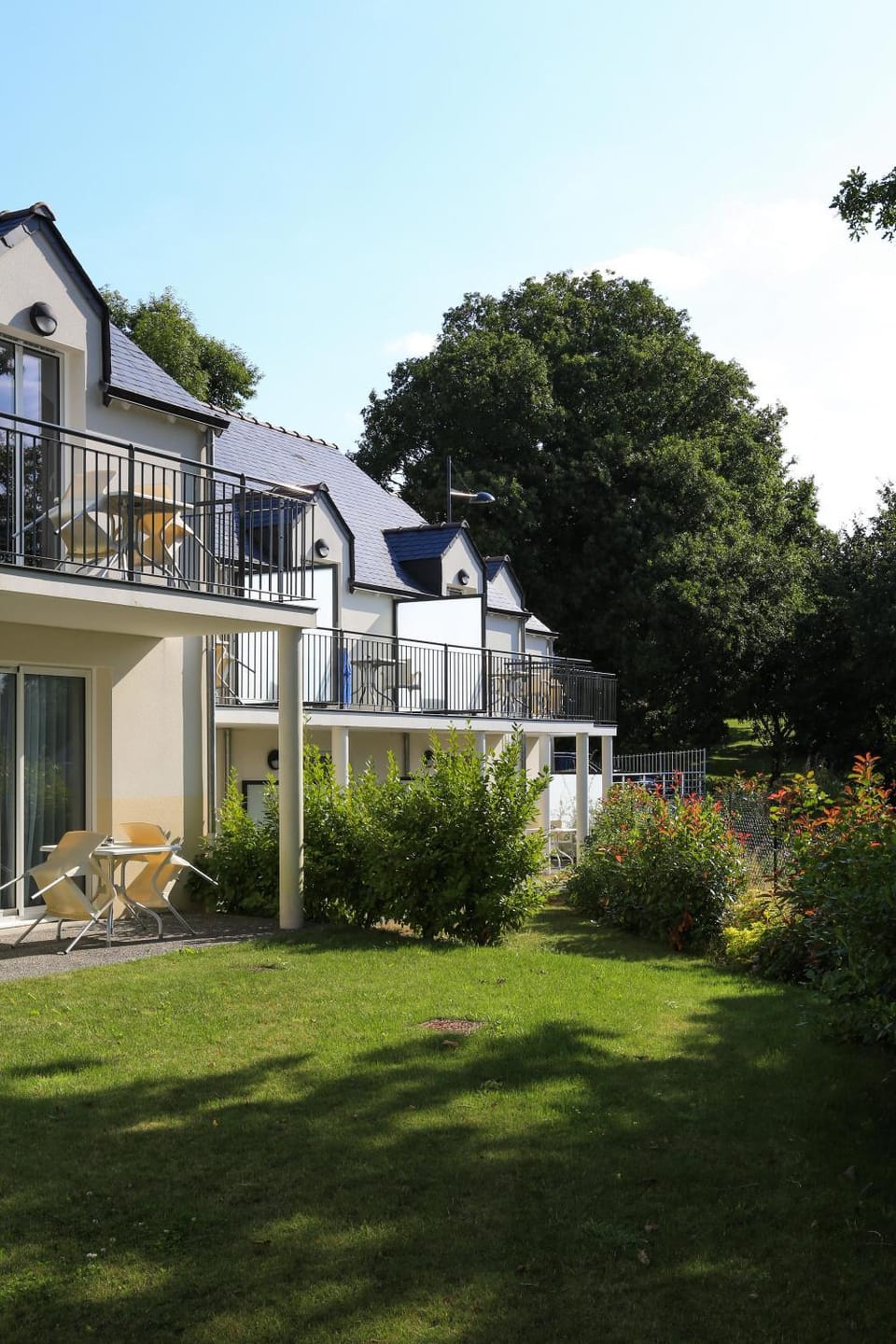 Facade/entrance, Balcony/Terrace, Garden view