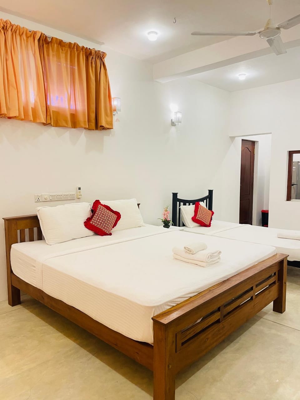 Bed, Bedroom, towels
