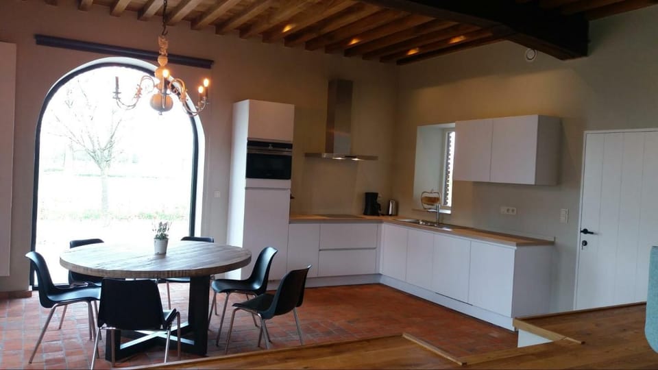 Coffee/tea facilities, Kitchen or kitchenette, Dining area