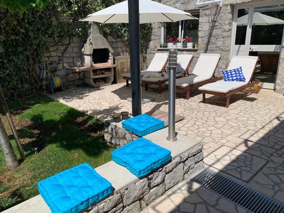 Property building, Patio, Spring, Day, Garden, Seating area, Garden view, sunbed