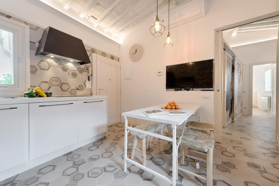 TV and multimedia, Kitchen or kitchenette, Living room, Seating area, Dining area