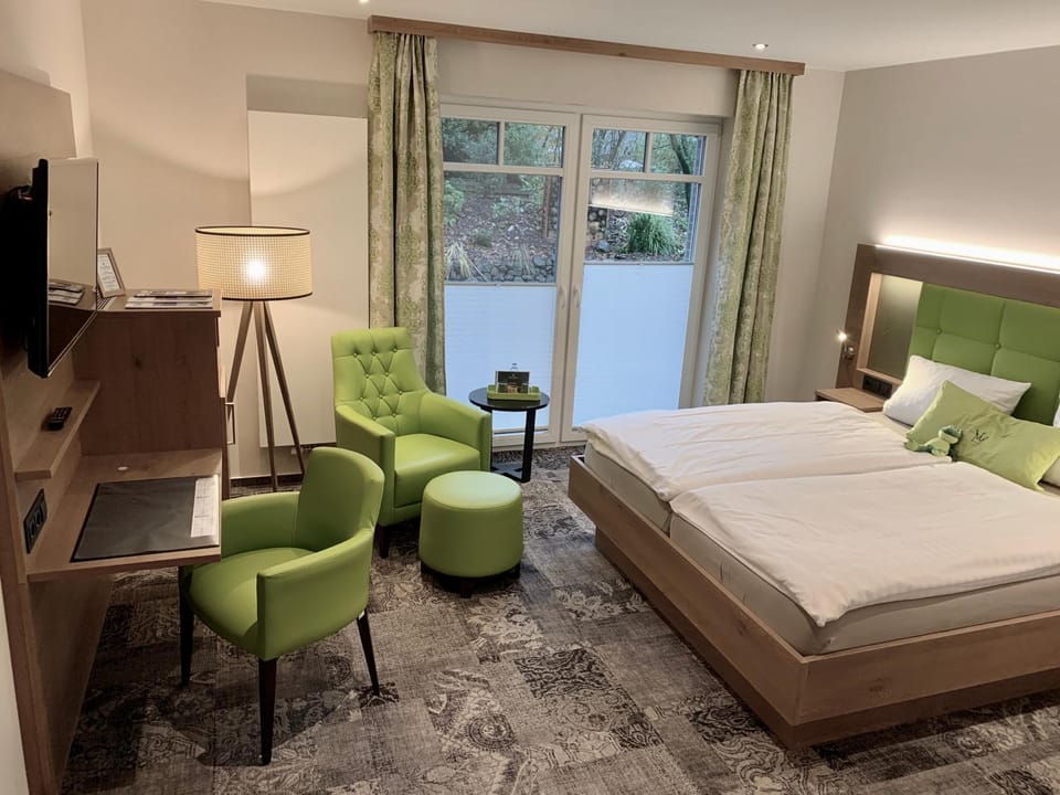 Photo of the whole room, Garden view