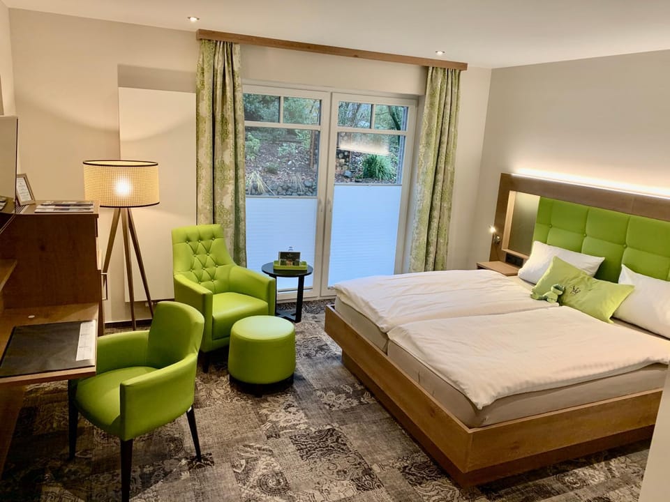 Photo of the whole room, Garden view