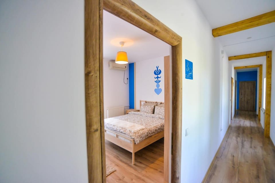 Bed, Bathroom, TV and multimedia, Photo of the whole room, oven