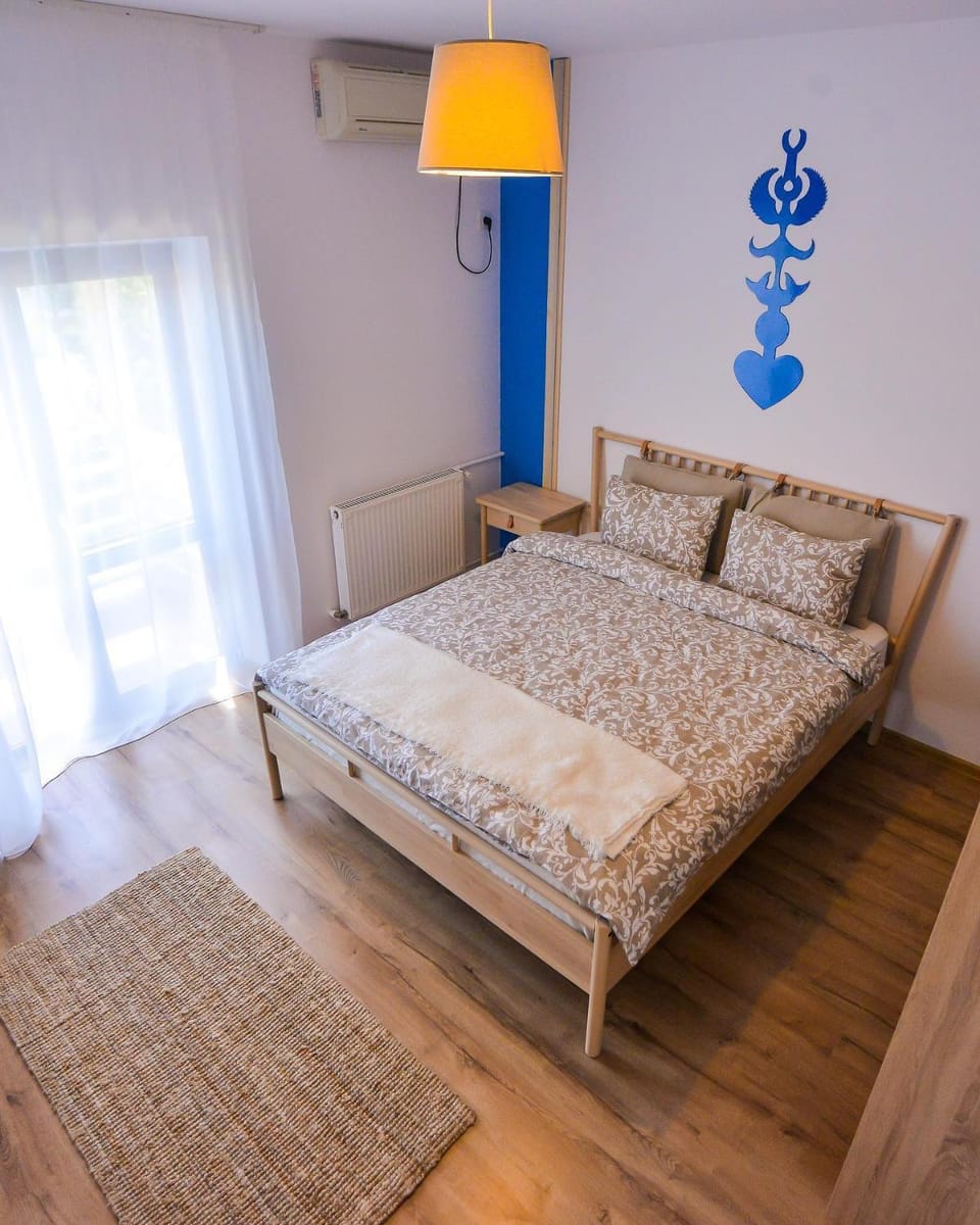 Bed, Bathroom, TV and multimedia, Photo of the whole room, air conditioner