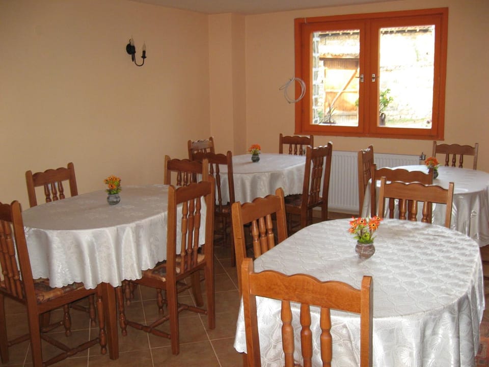 Restaurant/places to eat, Dining area