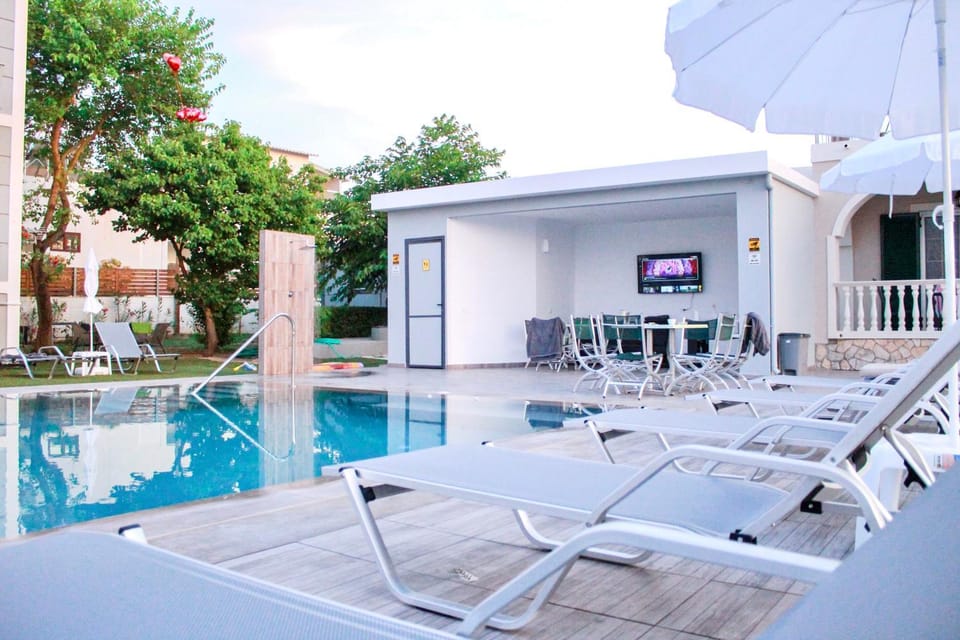 Pool view, Swimming pool, sunbed