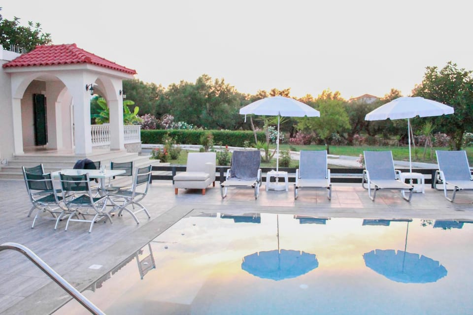 Pool view, Swimming pool, sunbed